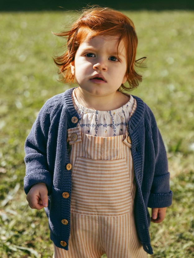 Knitted cardigan round neckline Knitted cardigan round neckline