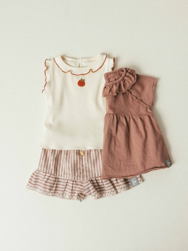 Cal��es pull-up em tecido de riscas e detalhe de bordado ingl�s