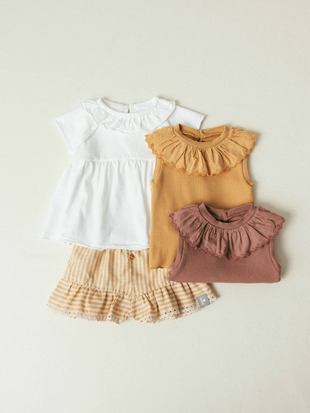 Cal��es pull-up em tecido de riscas e detalhe de bordado ingl�s