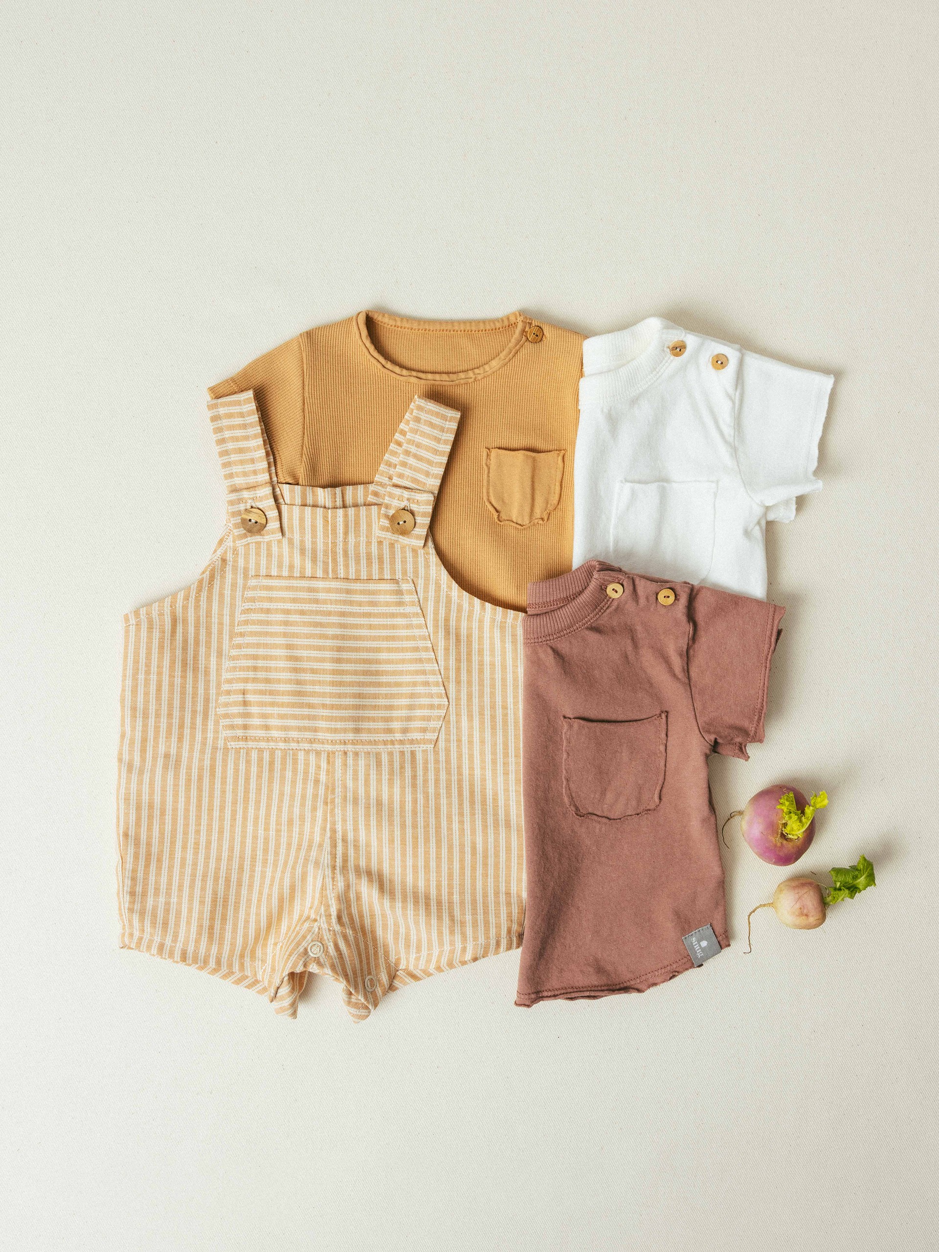 Short-salopette en tissu à rayures avec poche