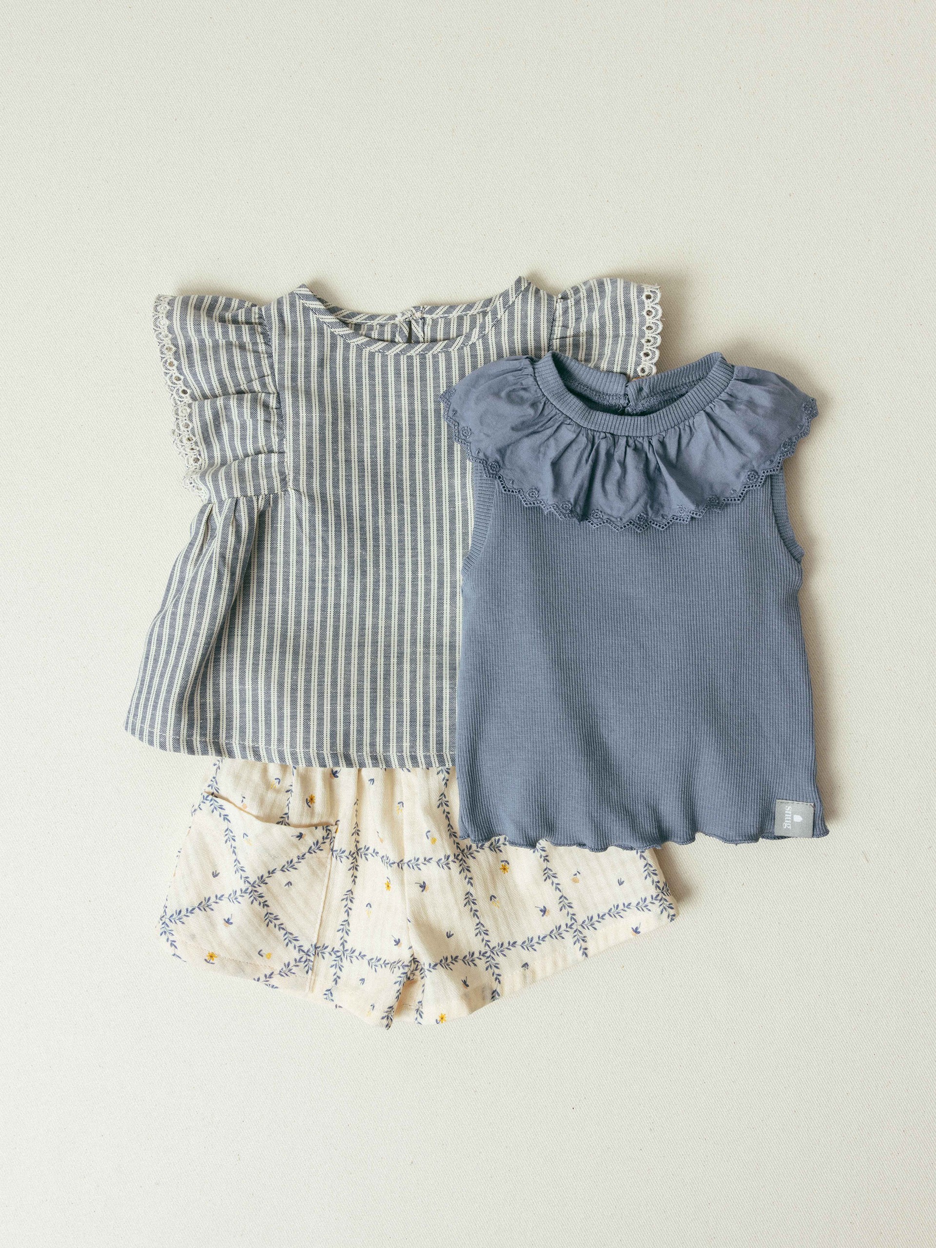 Blusa em tecido de riscas e detalhe de bordado inglês