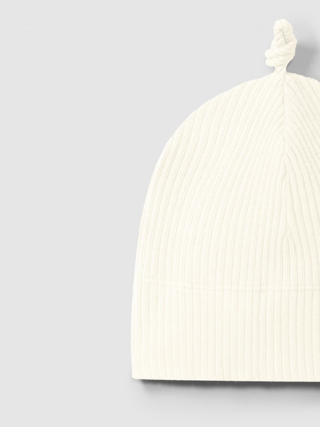 Gorro com nó em malha canelada Gorro com nó em malha canelada