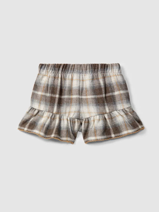 Pull-up check shorts with ruffle