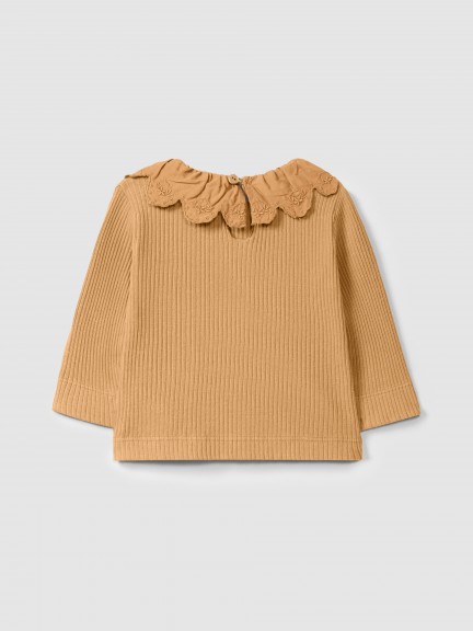 Camiseta de manga larga en punto acanalado con cuello de bordado inglés Camiseta de manga larga en punto acanalado con cuello de bordado inglés