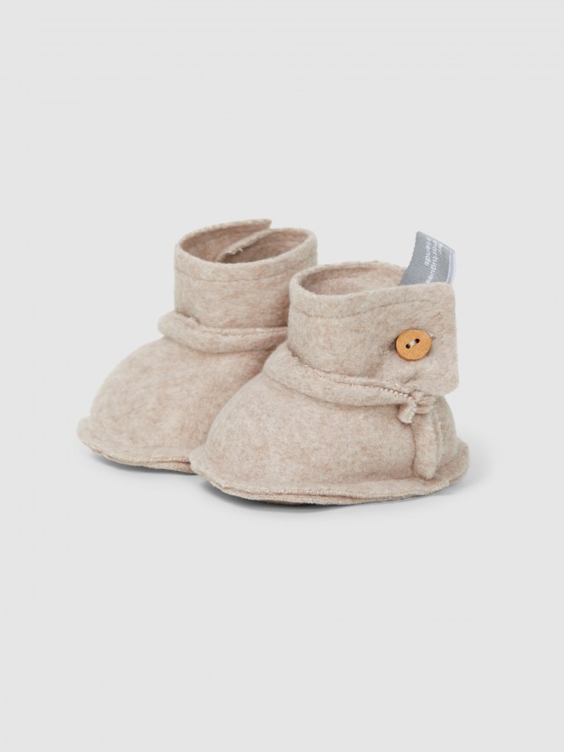 Botines con tejido polar de algodón orgánico con botón Botines con tejido polar de algodón orgánico con botón