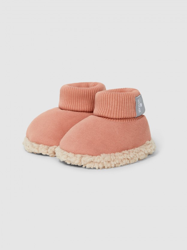 Petites bottes en peluche avec détail en fourrure Petites bottes en peluche avec détail en fourrure