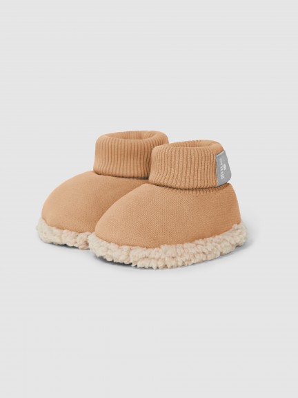 Petites bottes en peluche avec détail en fourrure Petites bottes en peluche avec détail en fourrure