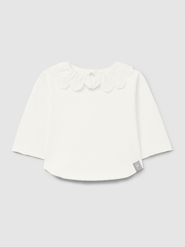 Camiseta de manga larga con cuello de volante en bordado inglés en algodón orgánico Camiseta de manga larga con cuello de volante en bordado inglés en algodón orgánico