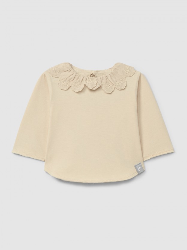 Camiseta de manga larga con cuello de volante en bordado inglés en algodón orgánico Camiseta de manga larga con cuello de volante en bordado inglés en algodón orgánico