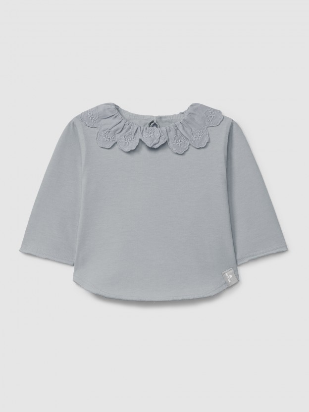Camiseta de manga larga con cuello de volante en bordado inglés en algodón orgánico Camiseta de manga larga con cuello de volante en bordado inglés en algodón orgánico