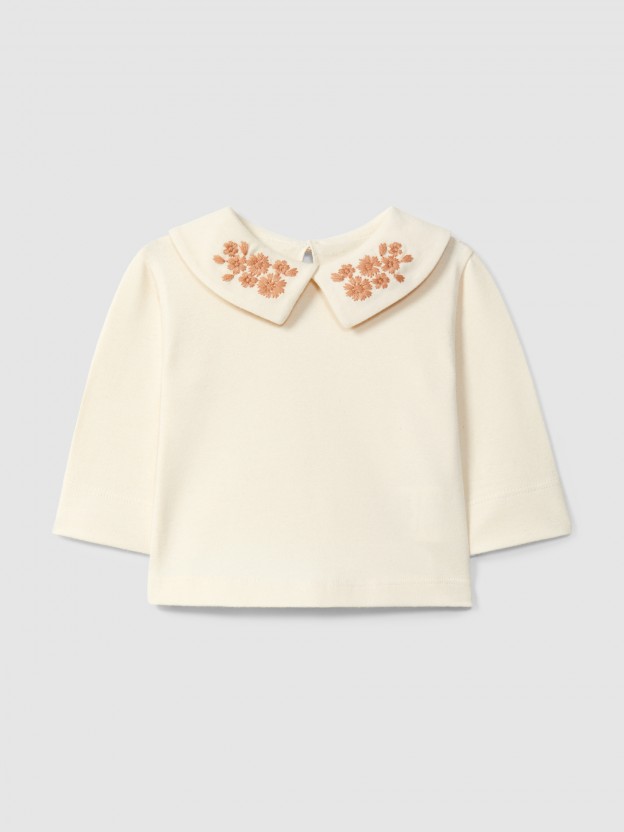 Camiseta de manga larga con cuello de flores bordadas Camiseta de manga larga con cuello de flores bordadas