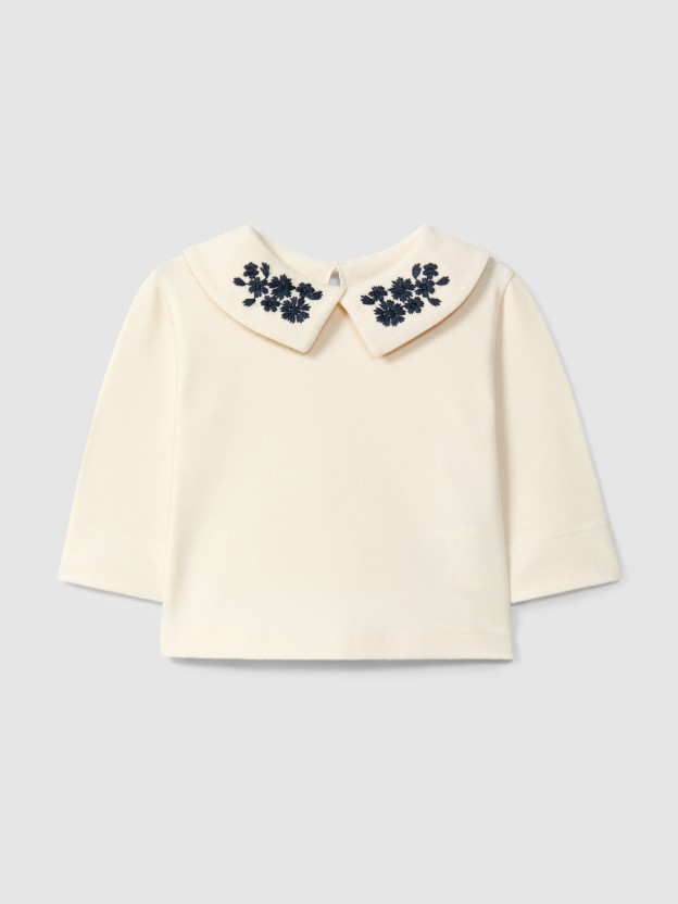 Camiseta de manga larga con cuello de flores bordadas Camiseta de manga larga con cuello de flores bordadas