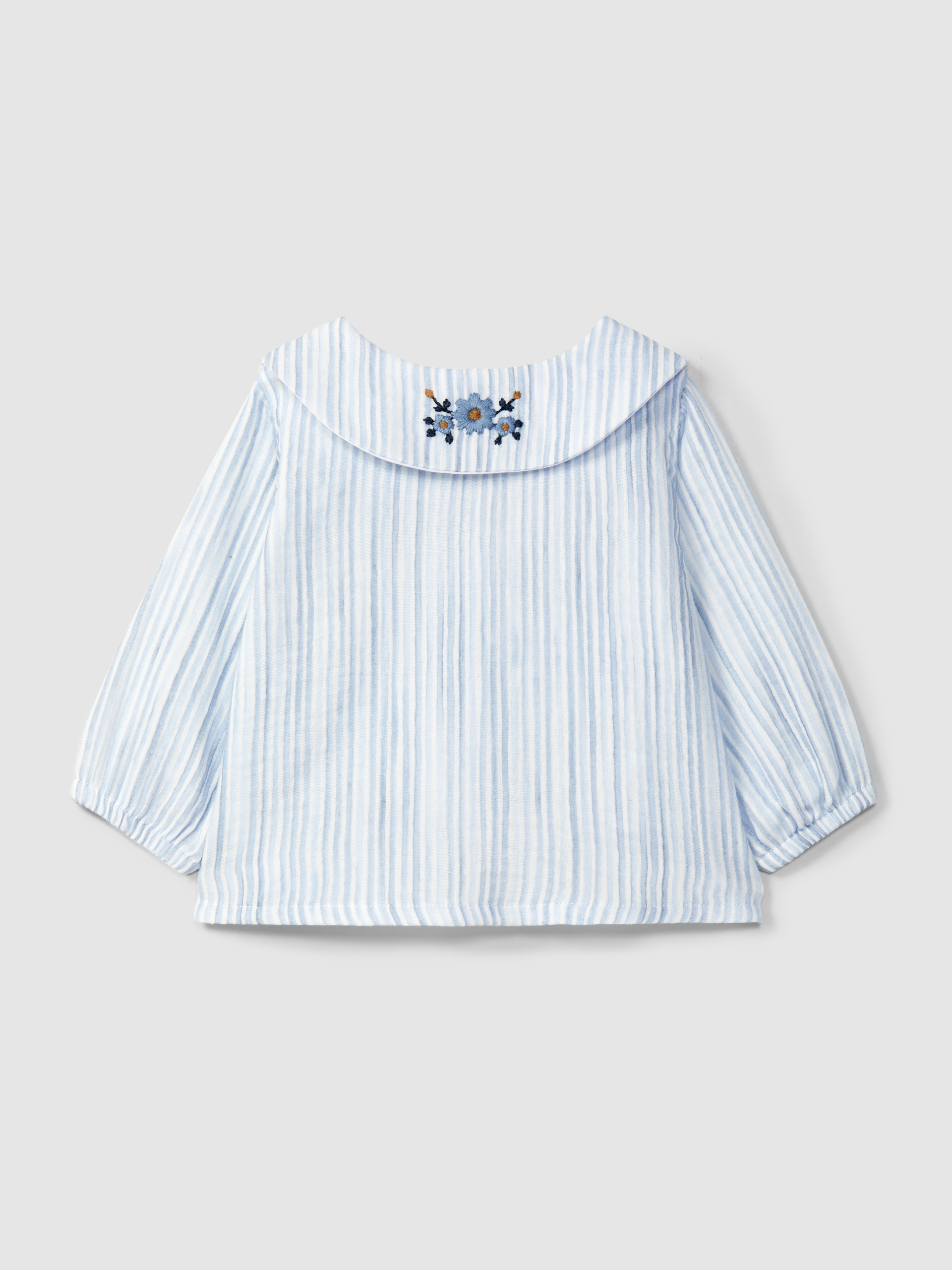Blusa de riscas com detalhe bordado na gola