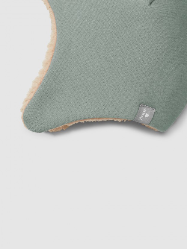 Gorro en felpa con pompón e interior de pelo Gorro en felpa con pompón e interior de pelo