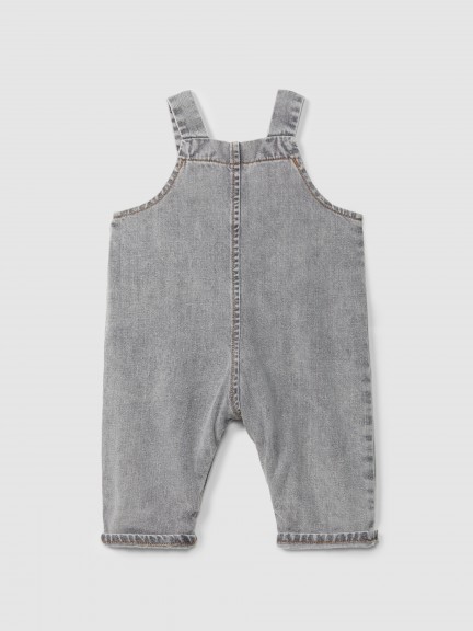Peto en denim de algodón orgánico con detalle de bordado Peto en denim de algodón orgánico con detalle de bordado