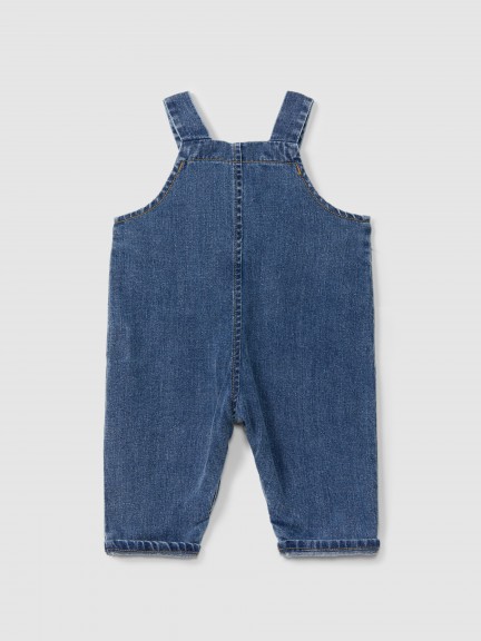 Peto en denim de algodón orgánico con detalle de bordado Peto en denim de algodón orgánico con detalle de bordado