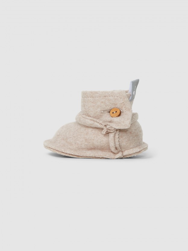 Botines con tejido polar de algodón orgánico con botón Botines con tejido polar de algodón orgánico con botón