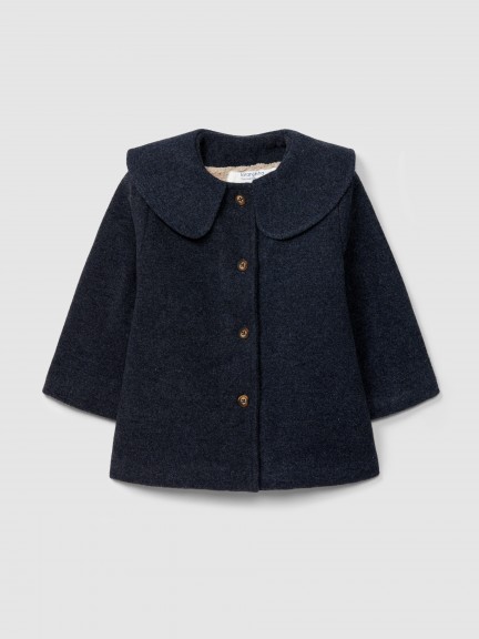 Wool overcoat with collar.