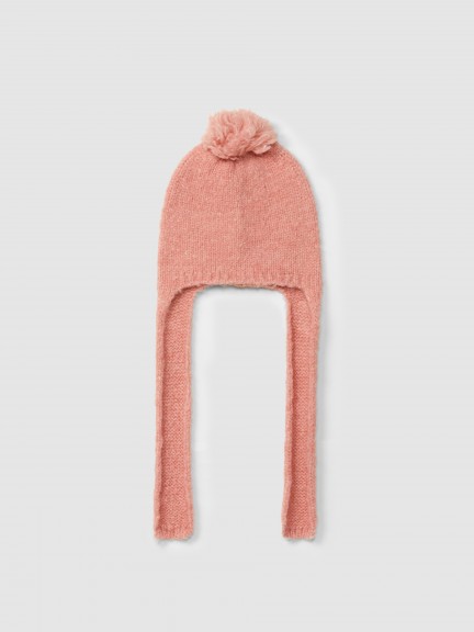 Gorro tricotado con pomp�n y cintas