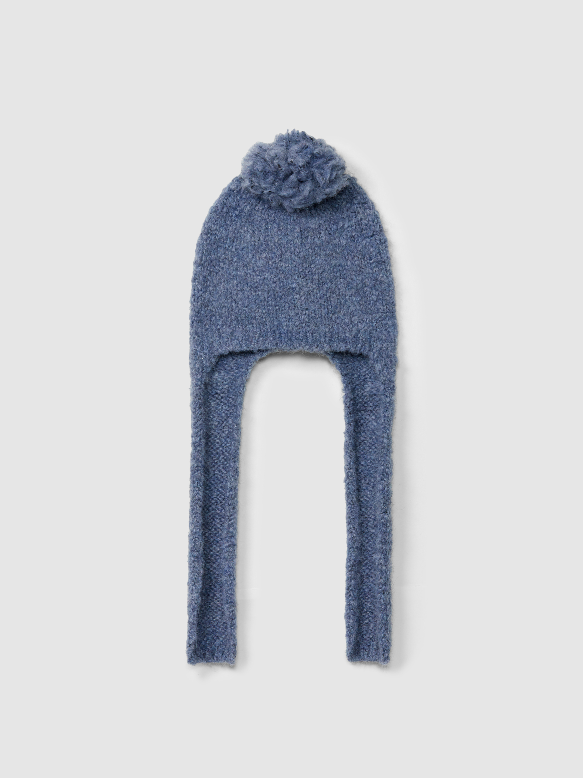 Gorro tricotado con pompón y cintas