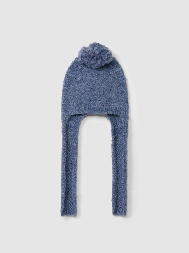 Gorro tricotado con pompón y cintas Gorro tricotado con pompón y cintas