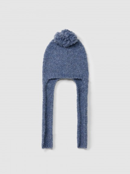 Knitted beanie with pom-pom and ribbons