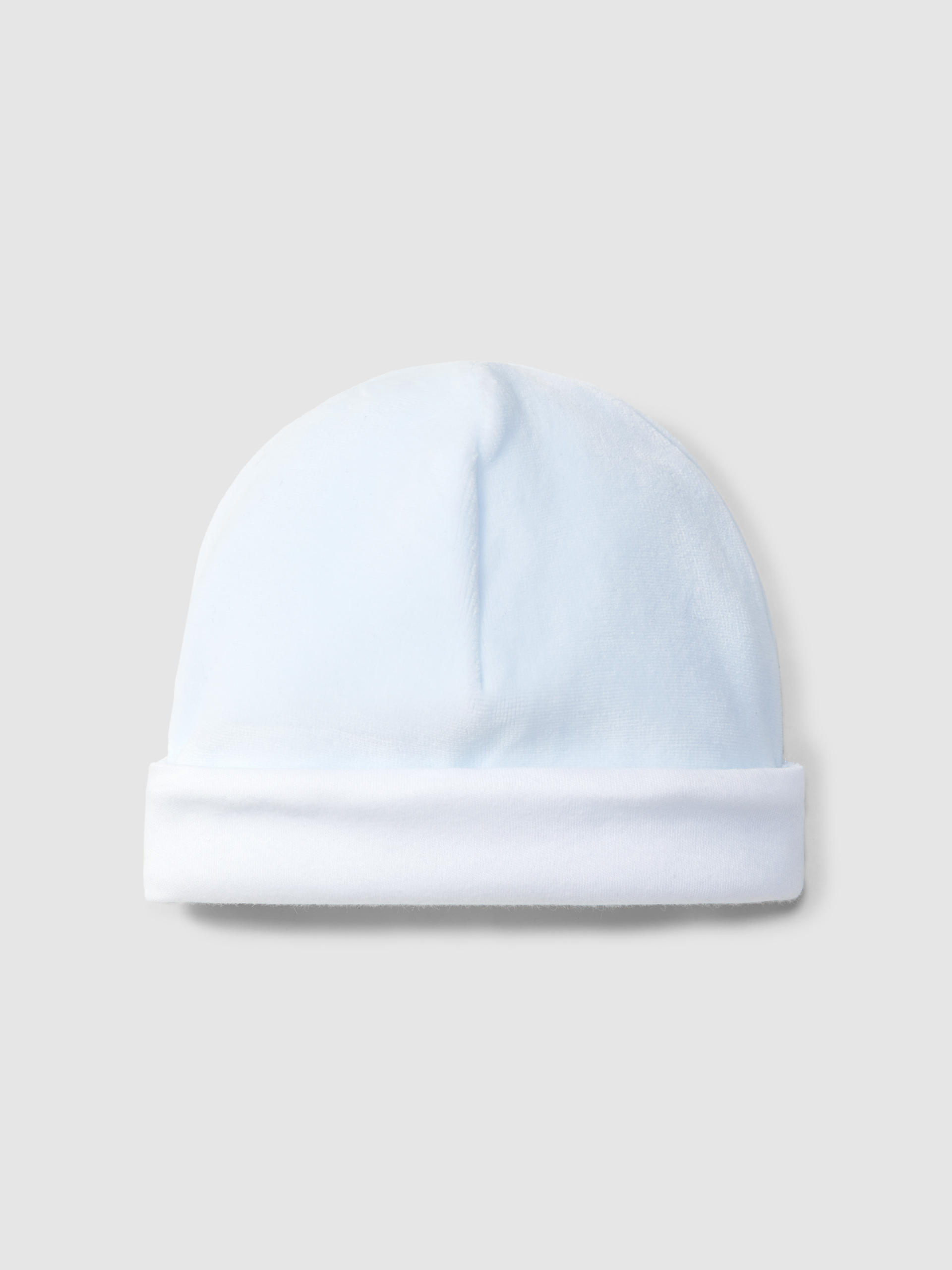 Gorro em veludo com detalhe em ponto cruz