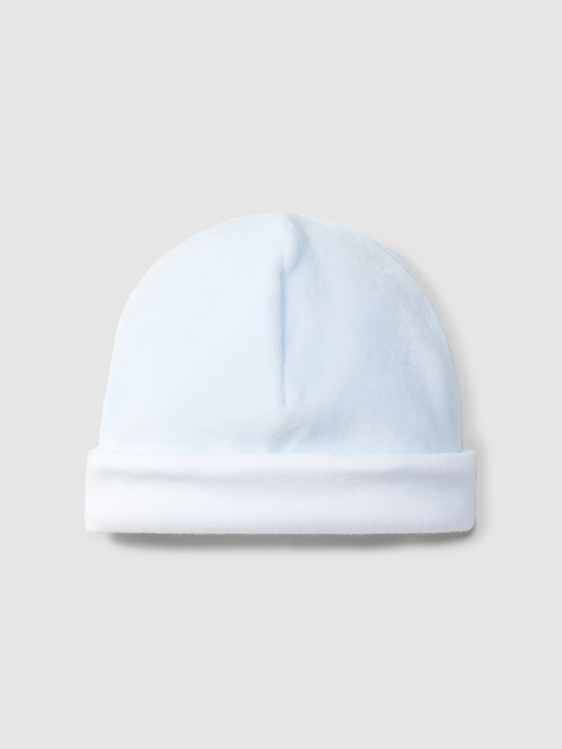 Bonnet en velours avec d�tail en point de croix