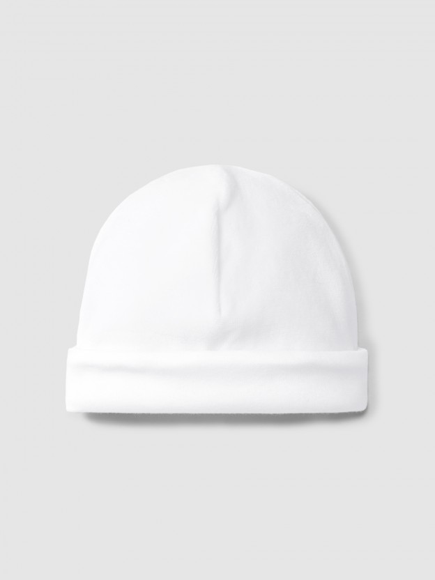 Gorro em veludo com detalhe em ponto cruz
