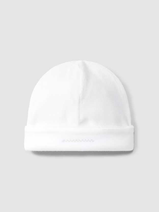 Gorro em veludo com detalhe em ponto cruz