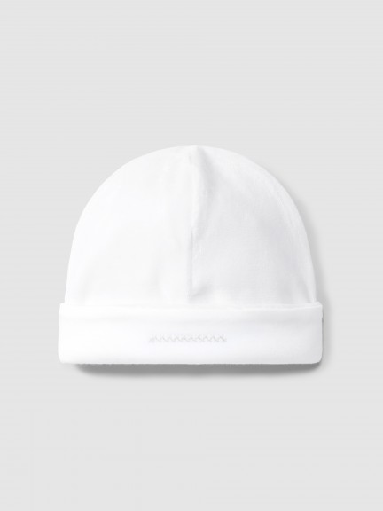 Gorro em veludo com detalhe em ponto cruz Gorro em veludo com detalhe em ponto cruz