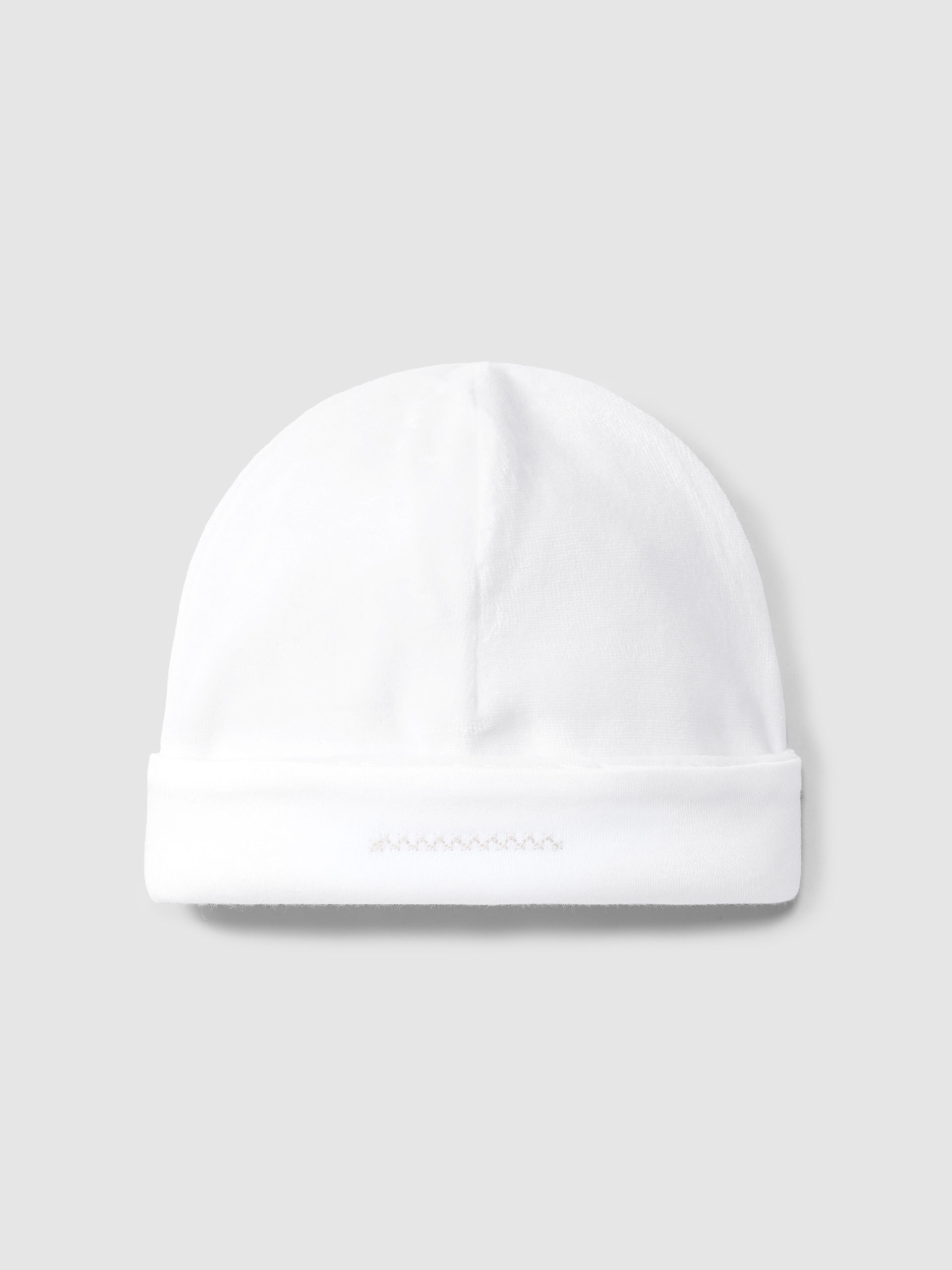 Gorro em veludo com detalhe em ponto cruz