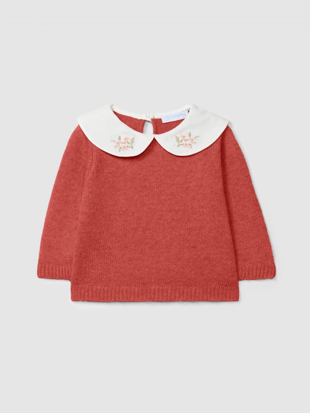 Camisa tricotada con detalle de bordado en el cuello