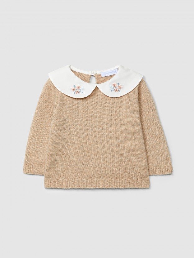 Knitted sweater with embroidered detail on the collar