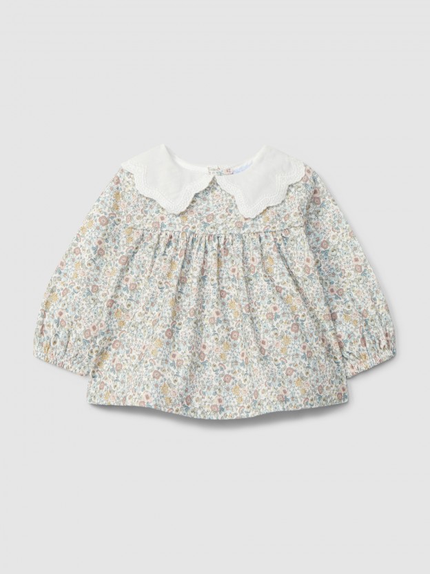 Blusa en pana floral con cuello bordado Blusa en pana floral con cuello bordado