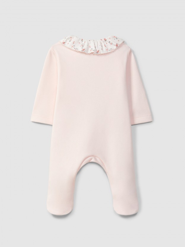 Mono de beb� con cuello de volante con flores