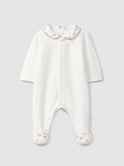 Mono de beb� en terciopelo con cuello redondo en tejido estampado