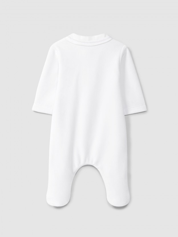 Mono de beb� en terciopelo canelado con botones decorativos y detalle en punto de cruz
