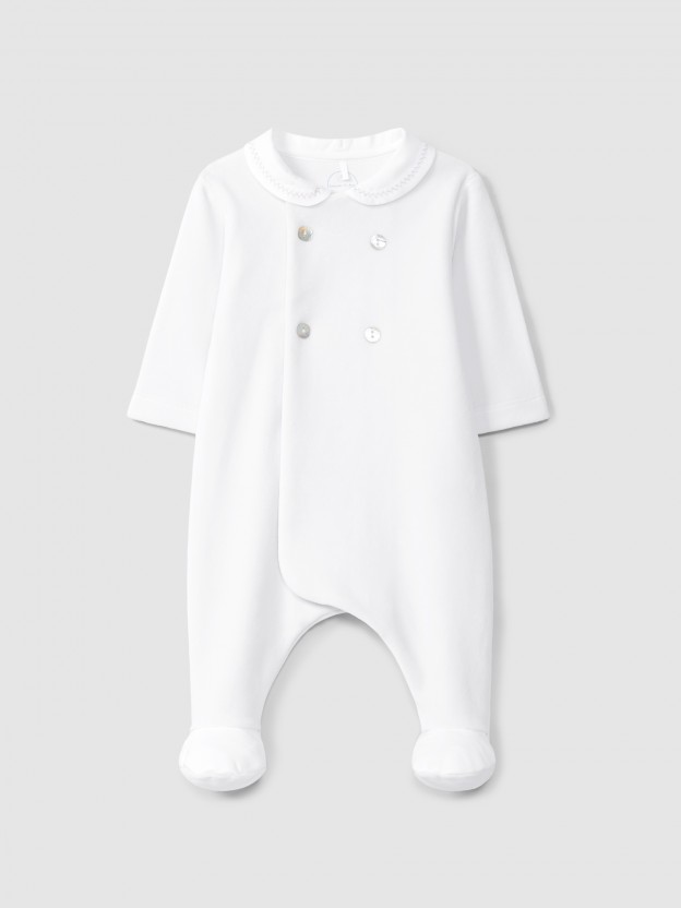 Mono de beb� en terciopelo canelado con botones decorativos y detalle en punto de cruz