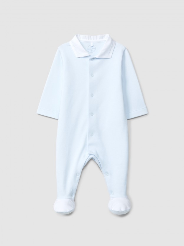 Babygrow à col en V et détail en point de croix Babygrow à col en V et détail en point de croix