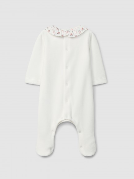 Mono de bebé en terciopelo con cuello con volantes y smocks Mono de bebé en terciopelo con cuello con volantes y smocks