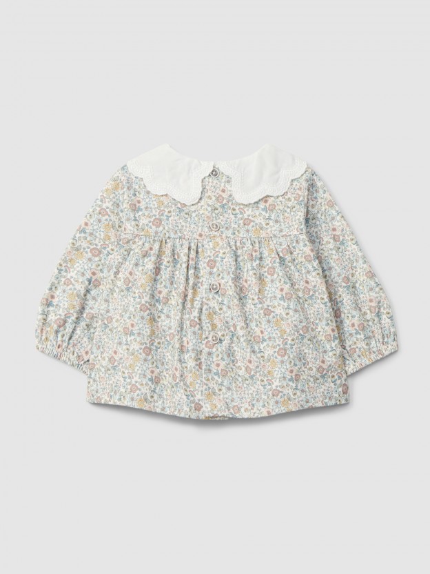 Blusa en pana floral con cuello bordado Blusa en pana floral con cuello bordado