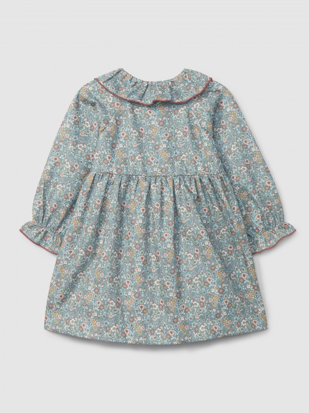 Dress flowers with ruffled collar Dress flowers with ruffled collar