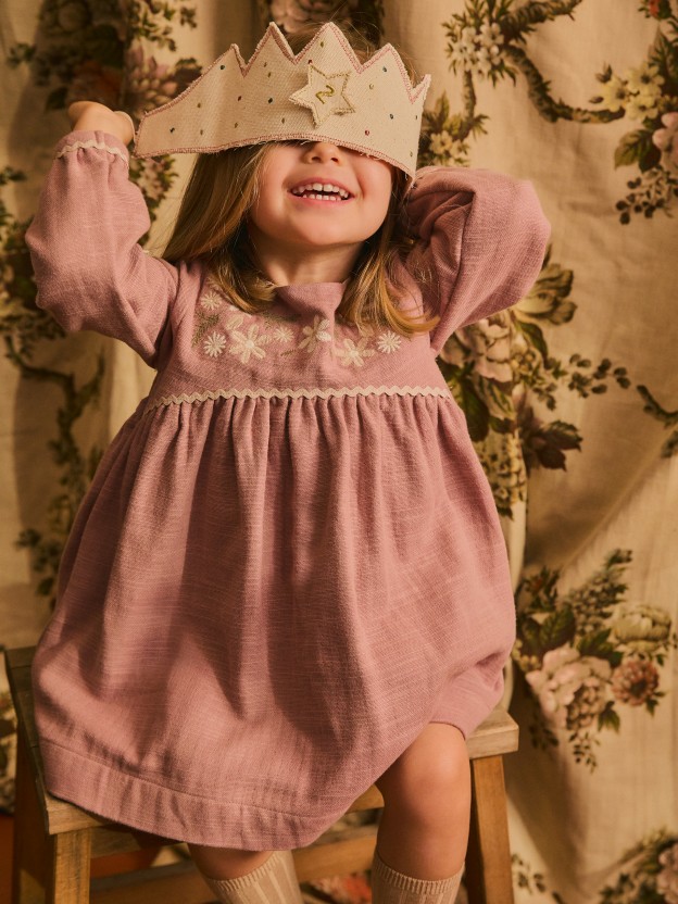 Robe avec détail brodé et galon Robe avec détail brodé et galon