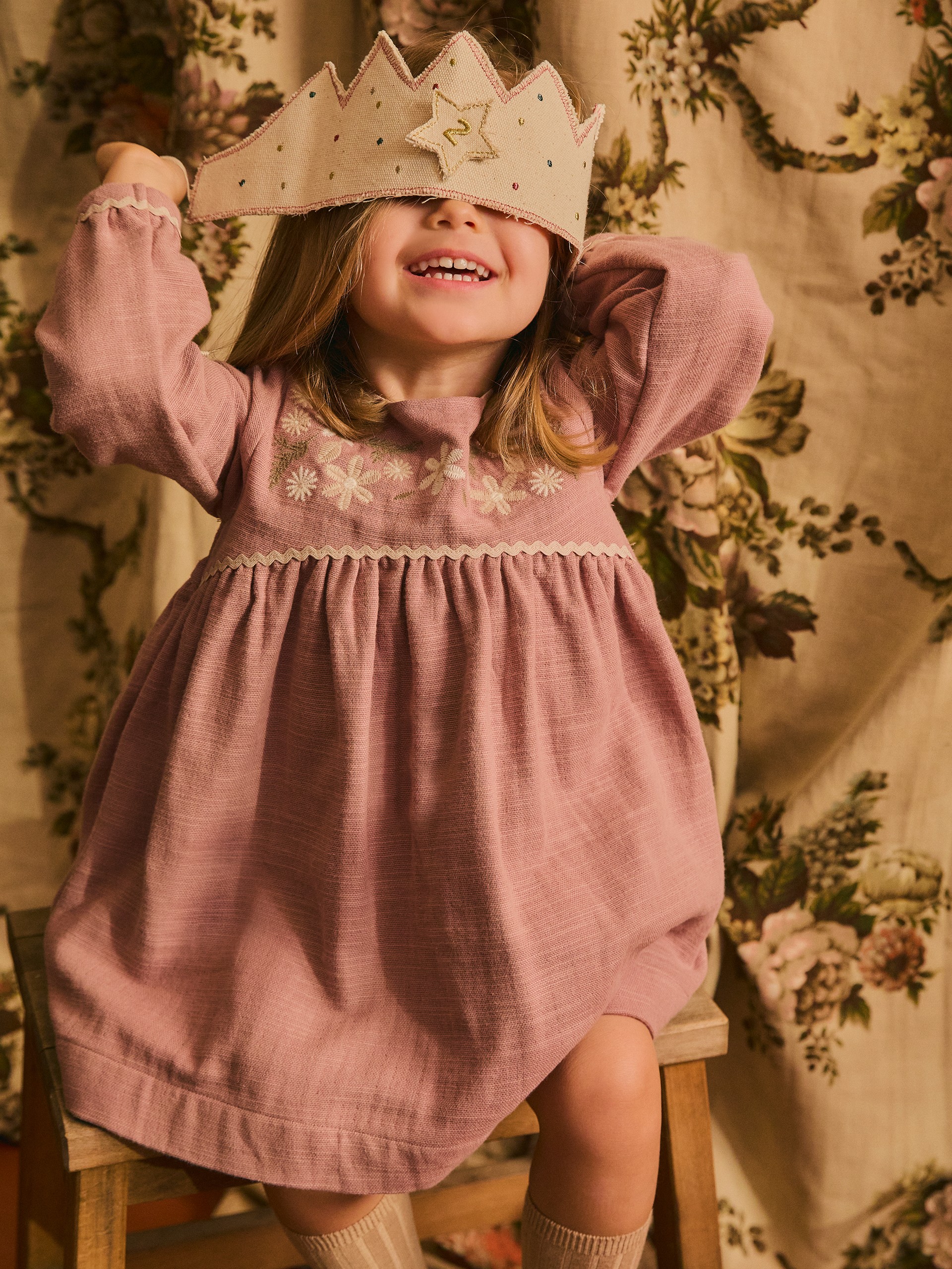 Robe avec détail brodé et galon