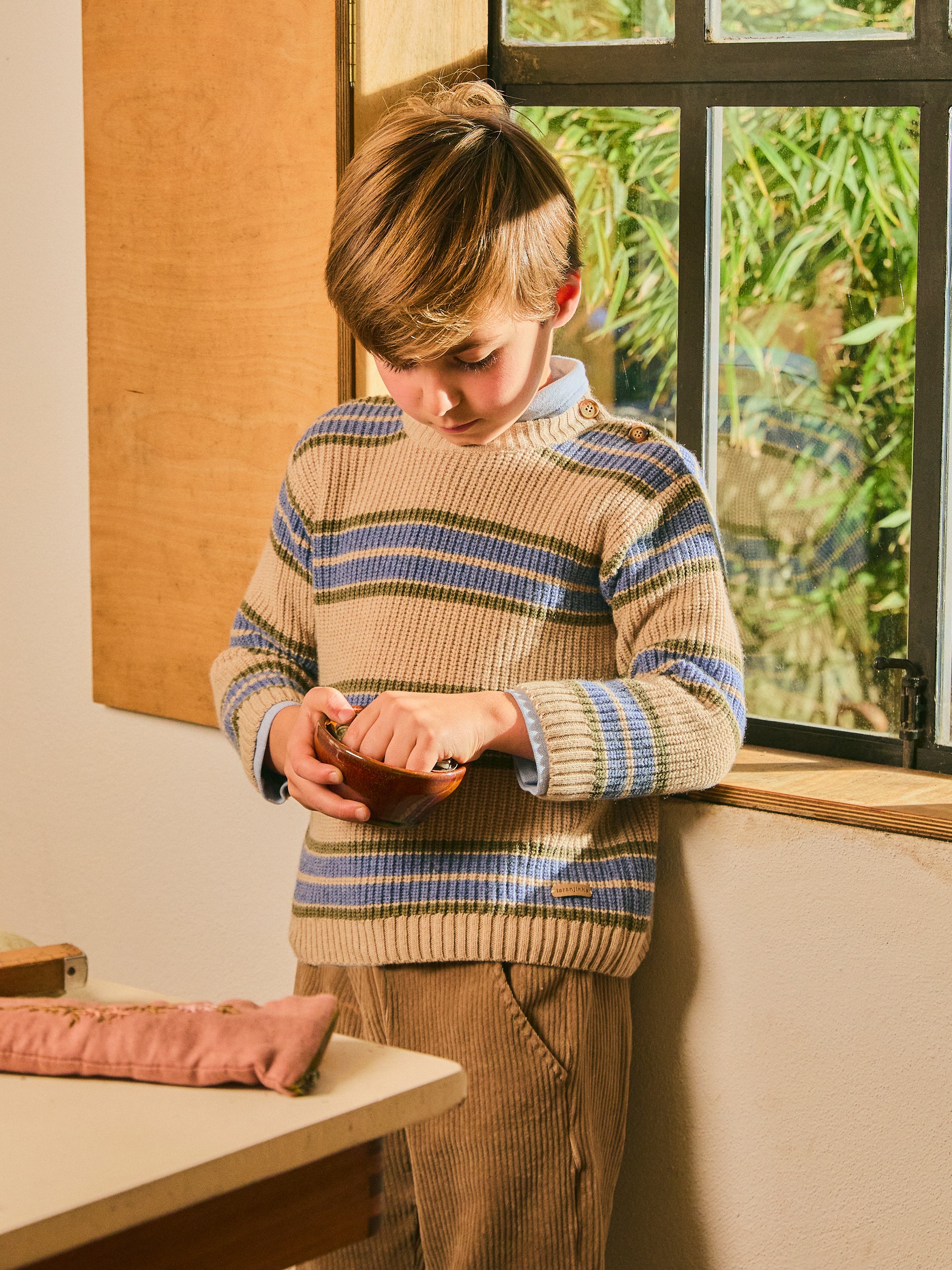 Pants in corduroy-type fabric with three pockets