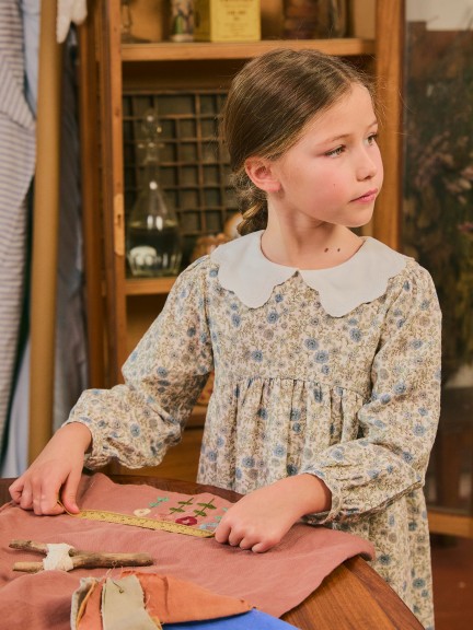 Dress floral with embroidered collar Dress floral with embroidered collar