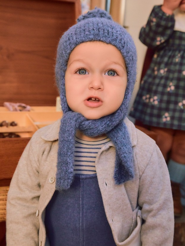 Gorro tricotado con pompón y cintas Gorro tricotado con pompón y cintas