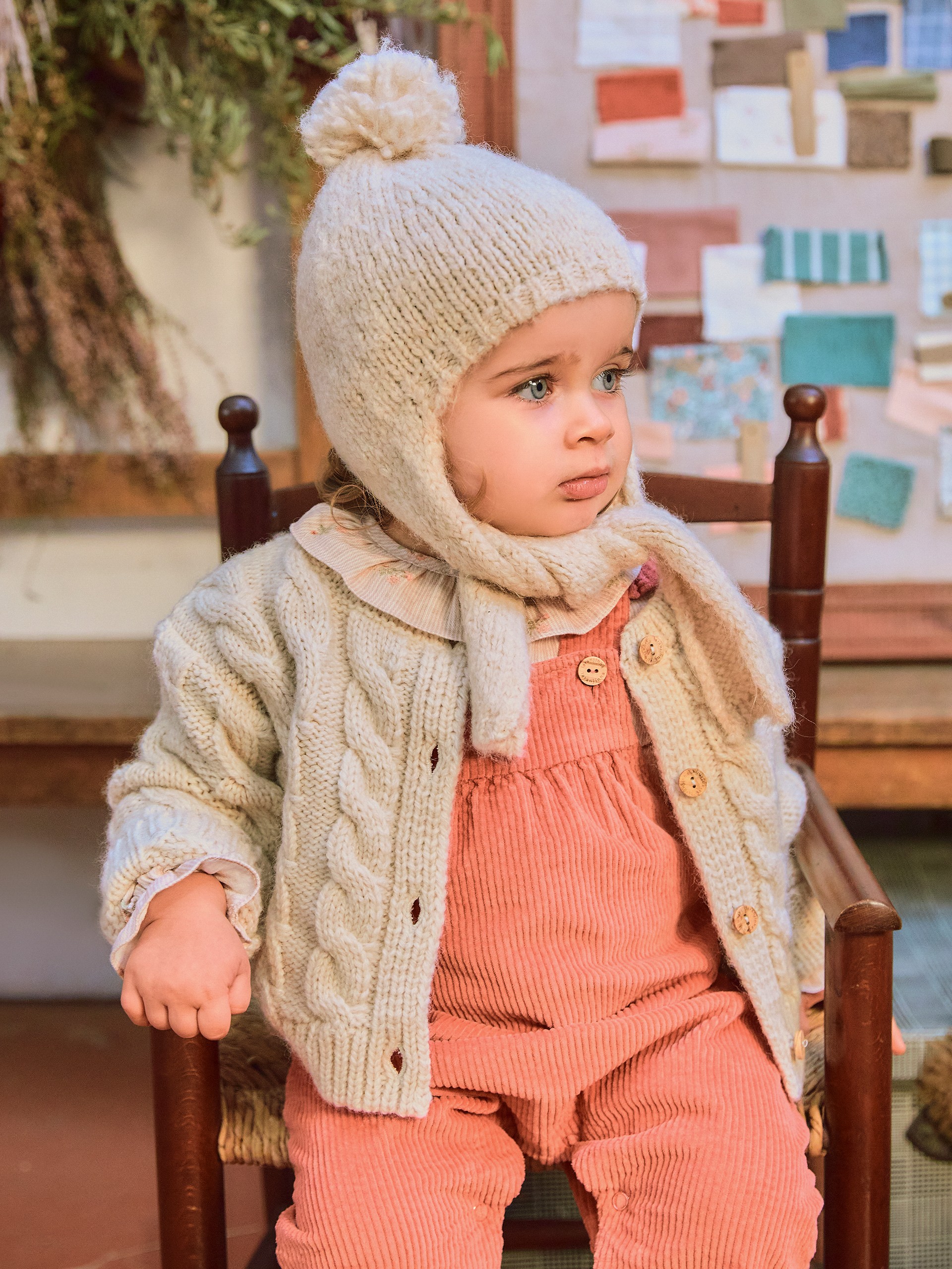 Gorro tricotado con pompón y cintas