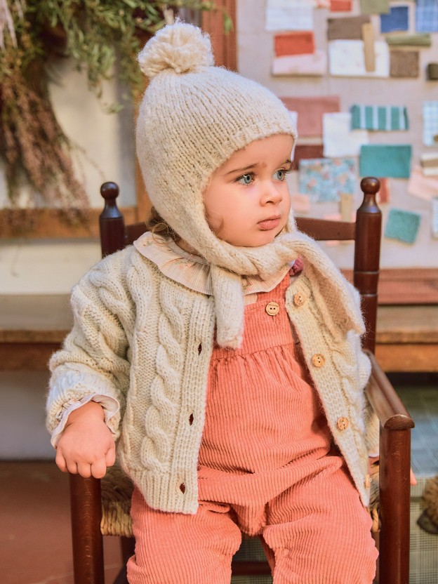 Gorro tricotado con pompón y cintas Gorro tricotado con pompón y cintas